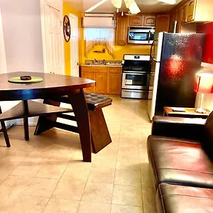  Habitación en casa particular Large 3-bedrooms/2-bath Apt, One Block To Train